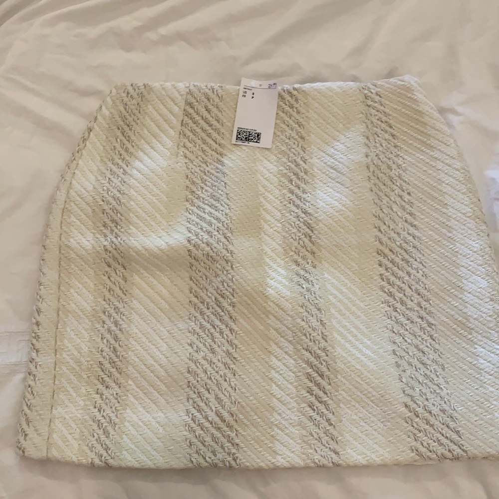 Never worn H&M mini skirt perfect for spring 💖
